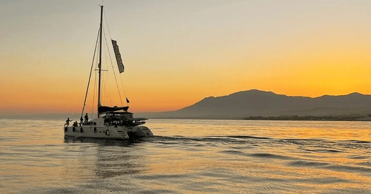 Crucero al atardecer en catamarán con aperitivos y bebidas en Marbella