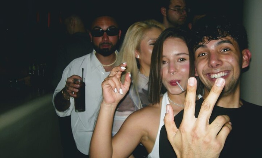 Image 12: OG Barcelona Night Adventure — 3 bares, 3 chupitos y entrada VIP al...