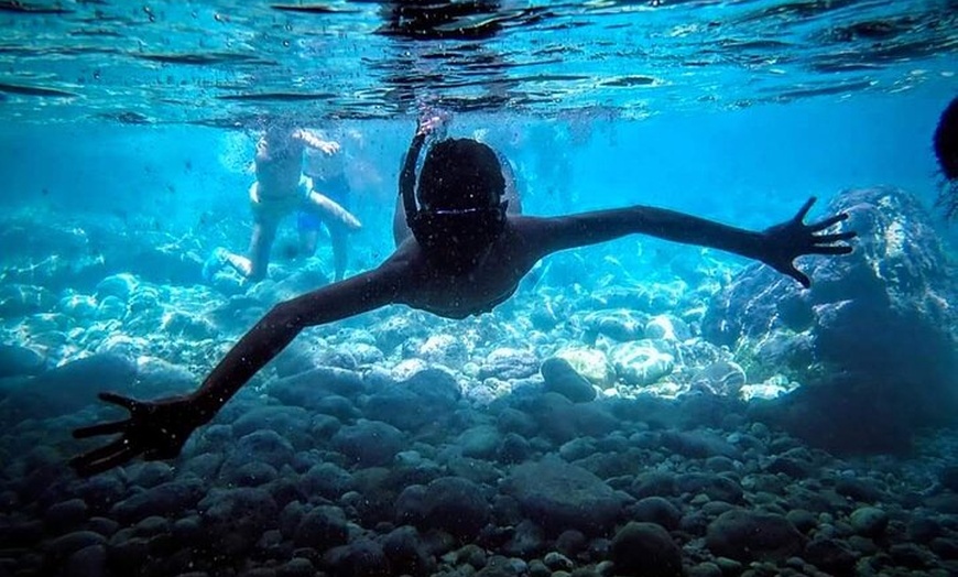 Image 16: Cuevas inexploradas y paraíso para practicar snorkel: tour en kayak...