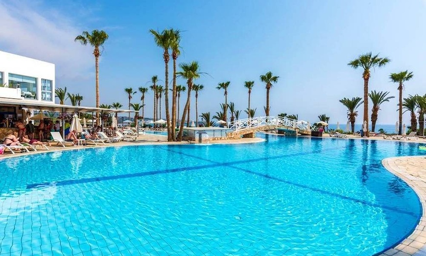 Image 2: ✈ CYPR | Pafos - Ascos Coral Beach Hotel 4* - Odkryty basen