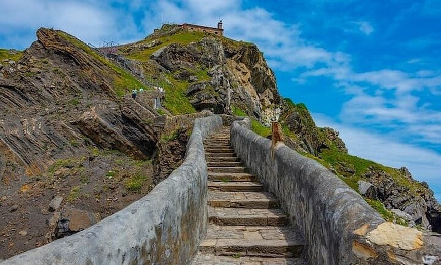 Image 4: Bilbao: Gaztelugatxe, Bermeo, Mundaka y Gernika con Txakoli