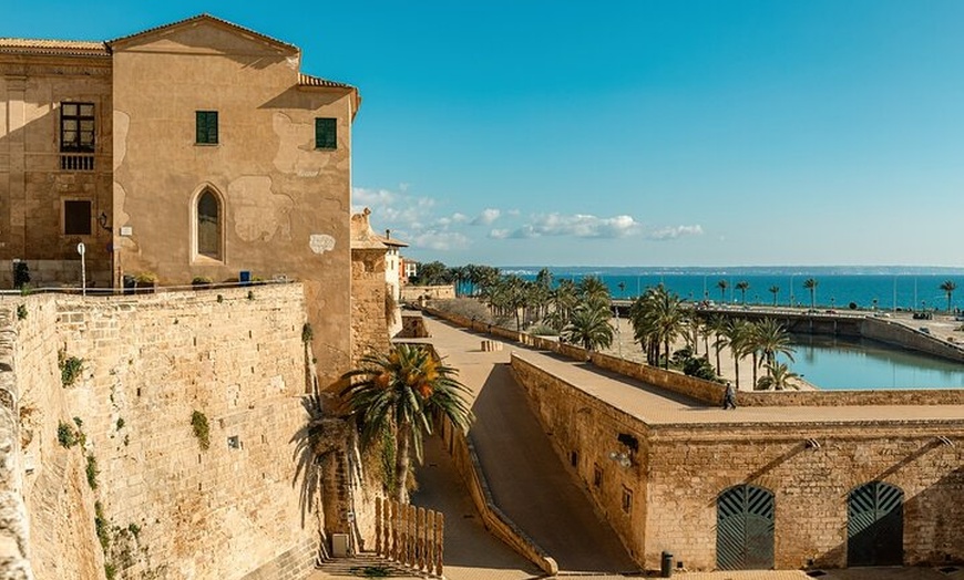 Image 1: Palma de Mallorca Tour Privado con Entrada rápida a la Catedral