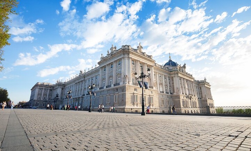 Image 15: Tour al Palacio Real de Madrid : Acceso prioritario con Guía Especi...