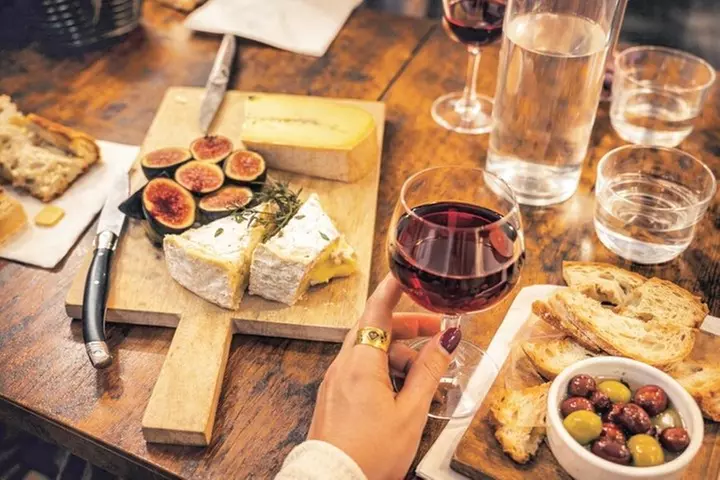 Visite à pied culturelle de dégustation de fromages et de vins de Paris - Primary Image