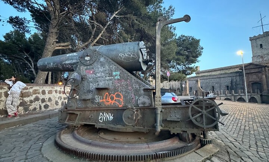 Image 7: Barcelona : Tour mágico de Montjuïc con cata de vinos