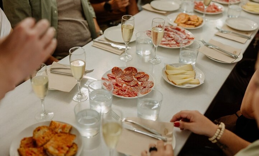 Image 8: Tour gótico de tapas y tabernas por Barcelona