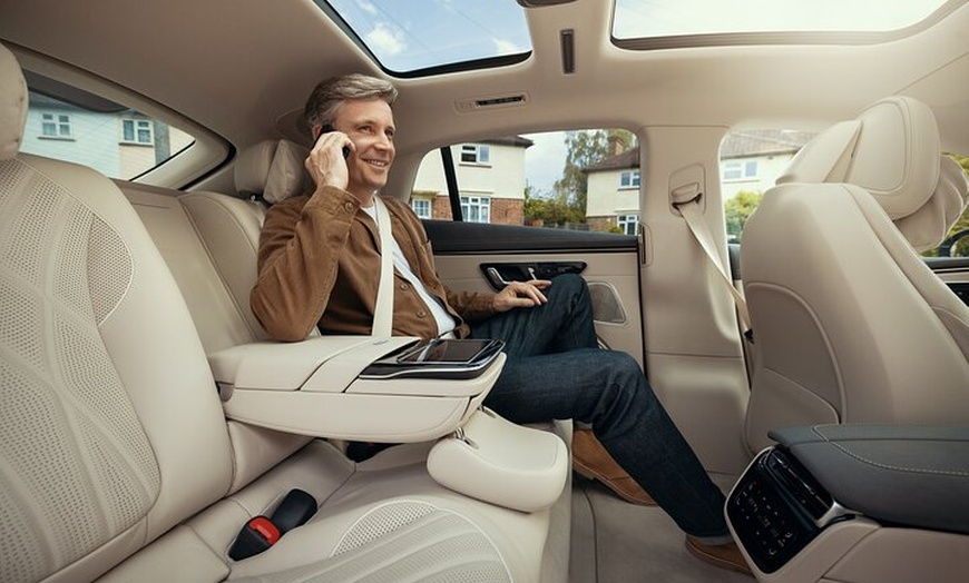 Image 2: London - Southampton: Premium Chauffeur Transfer