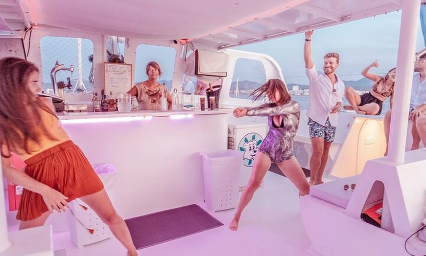Image 5: Crucero en catamarán por Ibiza con bebidas ilimitadas y barbacoa