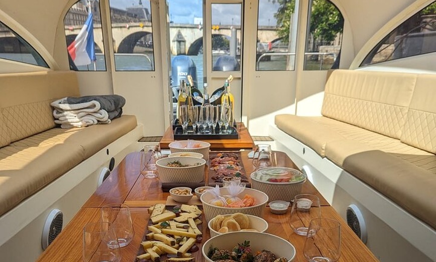 Image 1: Dégustation de Vin et Fromage dans une Croisière VIP sur la Seine