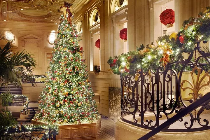 Chicago-Style Holiday Hike: Festive Food and Walking Tour