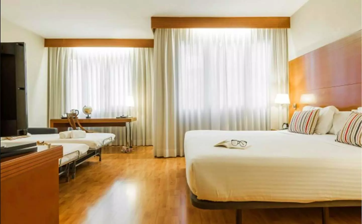 ✈ SPANIEN | Barcelona - Mariano Cubi Aparthotel Barcelona 4*, 2 Näc...