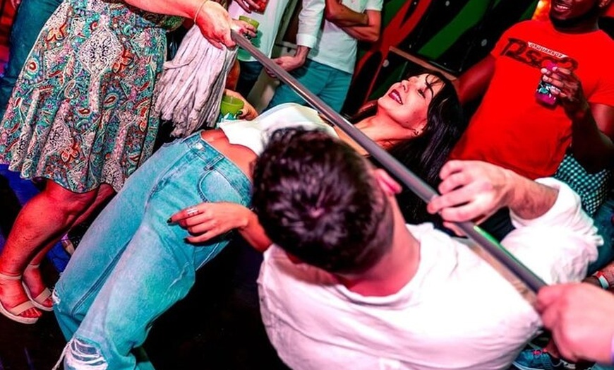 Image 7: Berlin : Silvester Pub Crawl mit 2 Stunden Open Bar