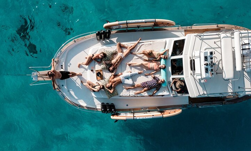 Image 5: Navega hacia el atardecer en un Llaüt balear