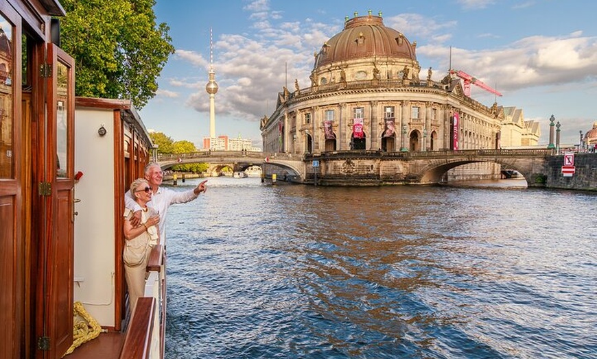 Image 2: Glühwein On The Rocks Schiffstour in Berlin