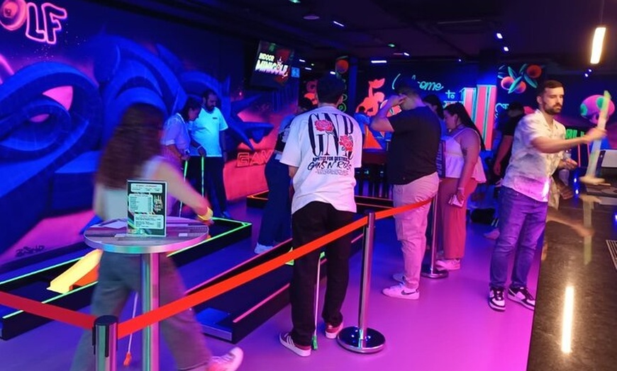 Image 8: Aventura de minigolf interior de 18 agujeros UV Glow en el corazón ...