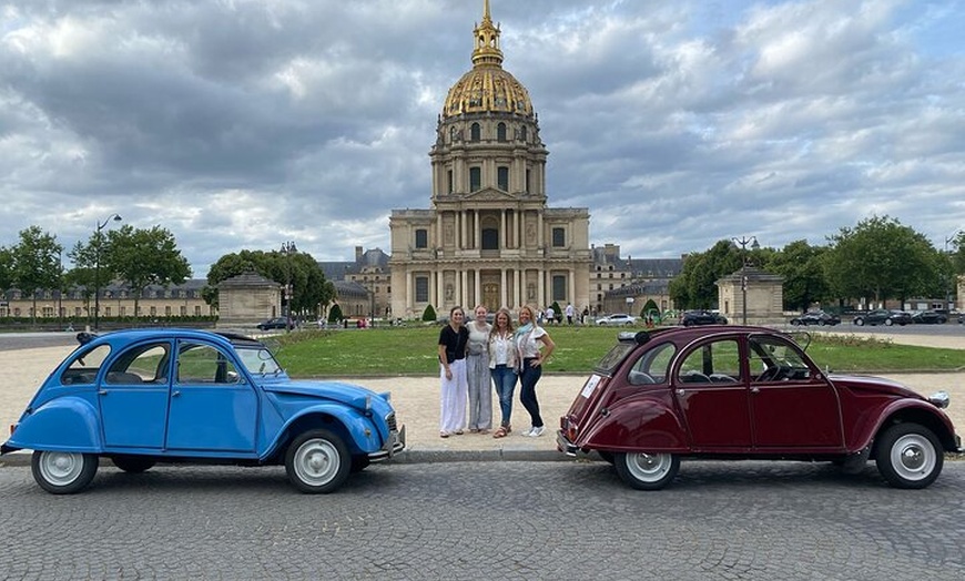 Image 9: Découvrez Paris avec style à bord d'une voiture vintage française c...