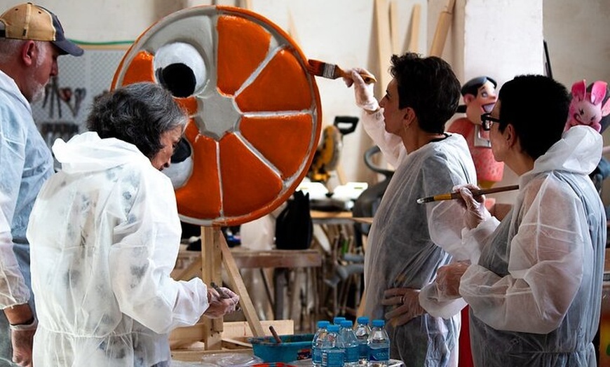Image 5: Entre bastidores de Las Fallas: Taller de Arte, Cultura y Manos a l...