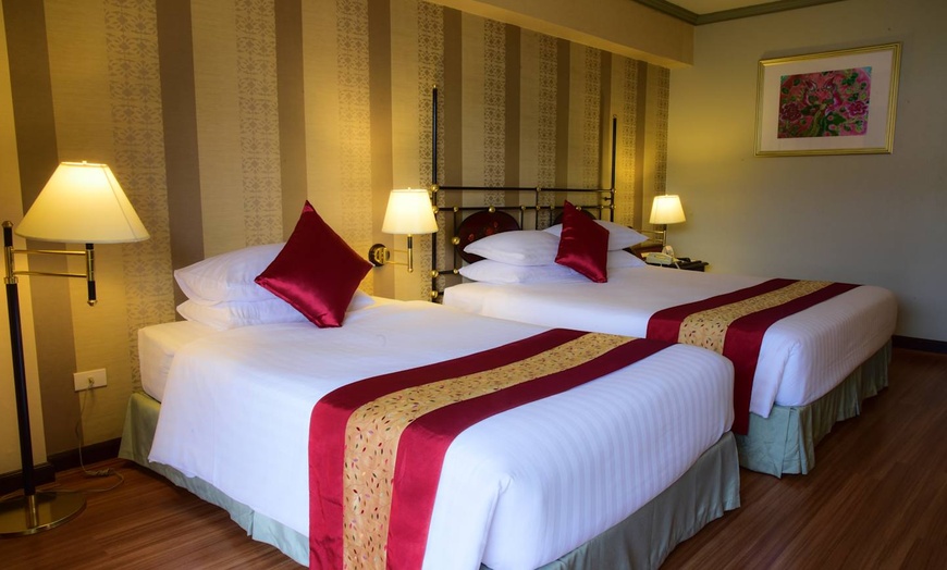 Image 4: ✈ SÜDTHAILAND | Phuket - Patong Resort Hotel 4*, 5 Nächte - Außenpool