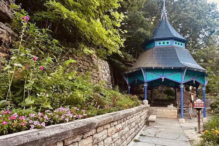 70-Minute Guided Downtown Eureka Springs Walking Tour