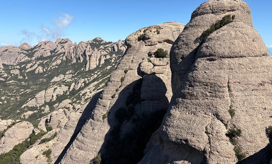 Image 3: Viaje temprano a Montserrat con senderismo, abadía, grupo muy pequeño