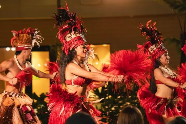 Queens Waikiki Luau with Dinner Buffet and Cultural Activities