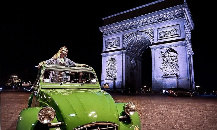 Image 7: Découvrez Paris avec style à bord d'une voiture vintage française c...