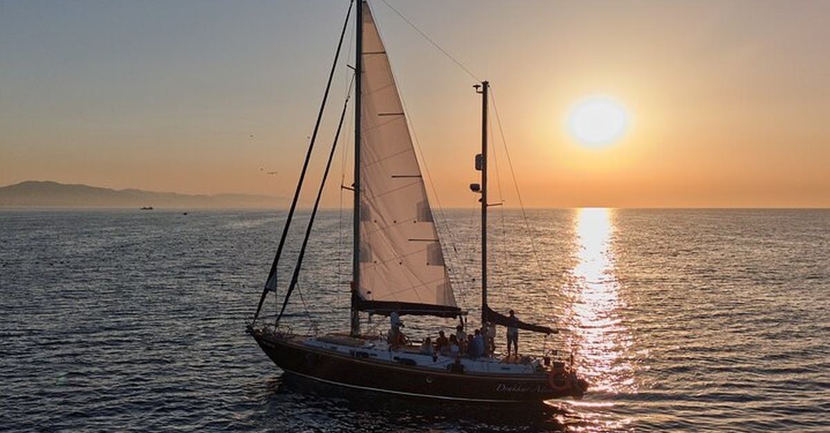 Viaje en velero con barbacoa en Barcelona