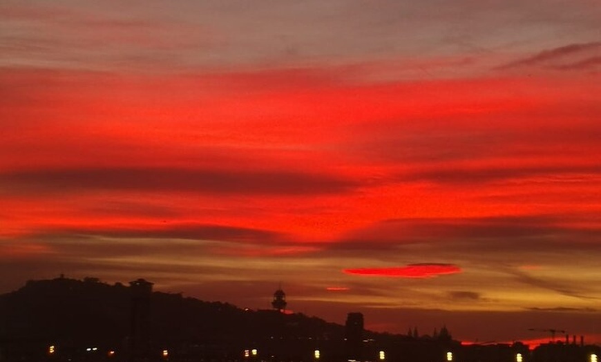 Image 9: Barcelona Sunset Private Sailing con barra libre y aperitivos