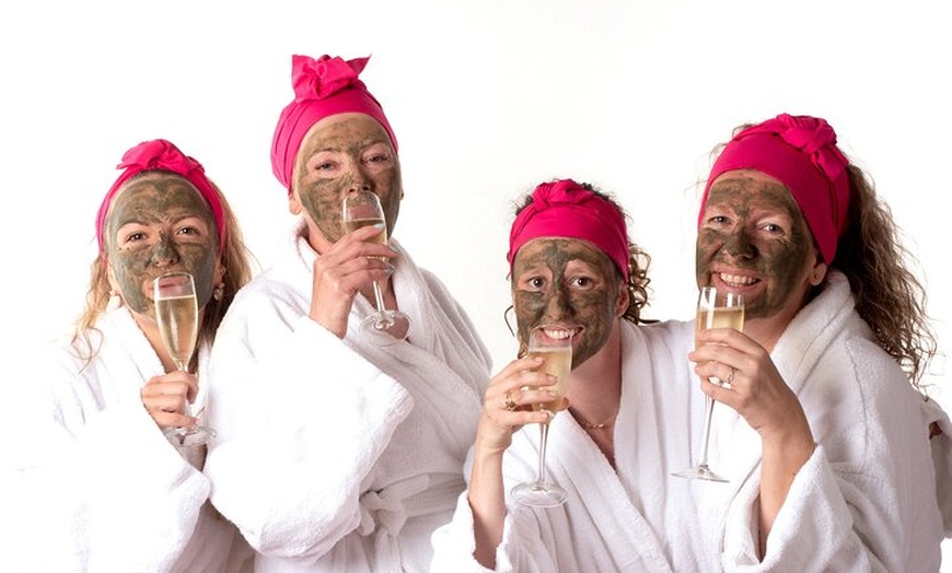 Image 2: Tenerife Beauty Party con productos galardonados