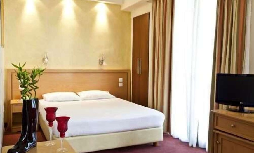 Image 1: ✈ ATHENE EN OMGEVING | Athene - Athens City Hotel 3*, 2 nachten - C...