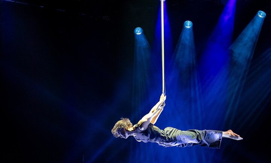 Image 37: Wintergarten Varieté "FLYING LIGHTS" inkl. Flying Steps