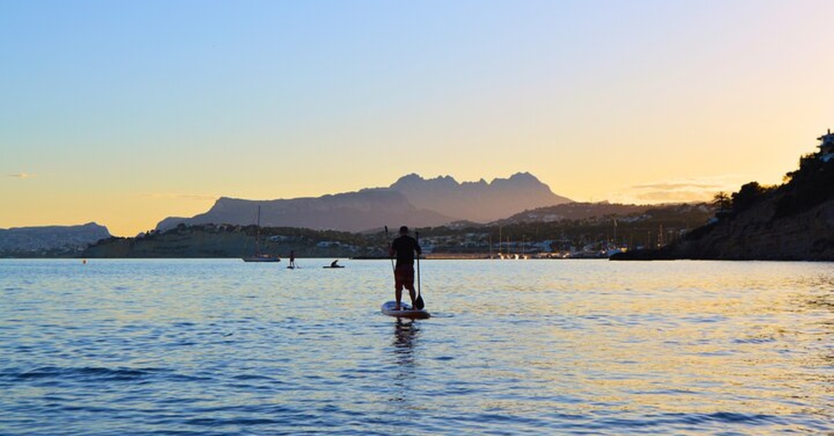 Alquiler de paddle surf en el mar de Moraira, Alicante