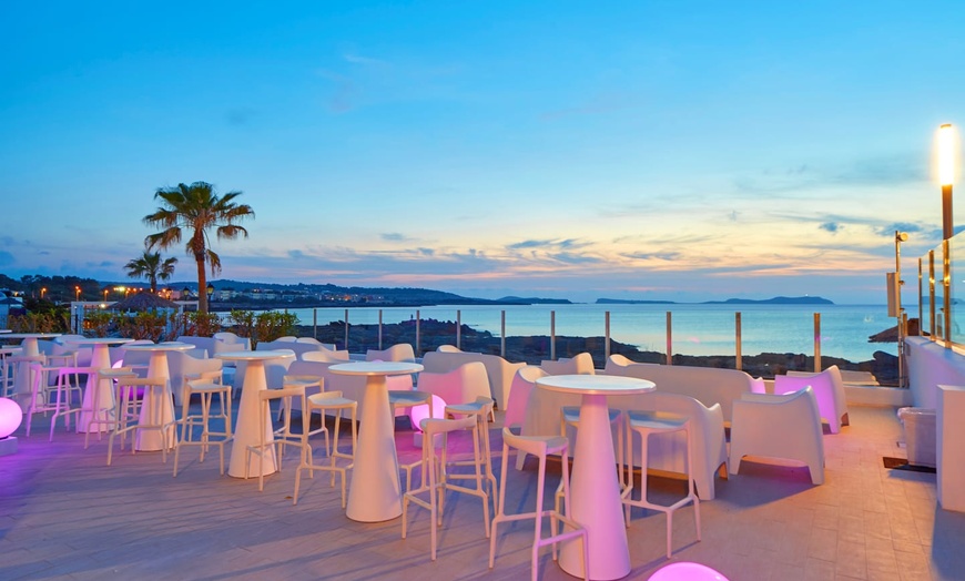 Image 9: ✈ IBIZA | Bahía de Sant Antoni - Aparthotel Nereida 3* - Tout inclus