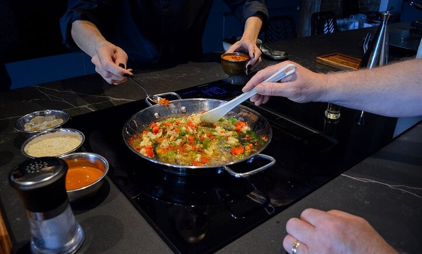 Image 8: Clase de cocina de Paella con Guía en Inglés en Málaga