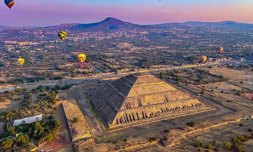 Image 8: EN flight to Teotihuacan from CDMX with breakfast