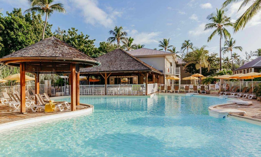 Image 10: ✈ LA RÉUNION | St Gilles - Hôtel Le Récif 3* - Piscine extérieure