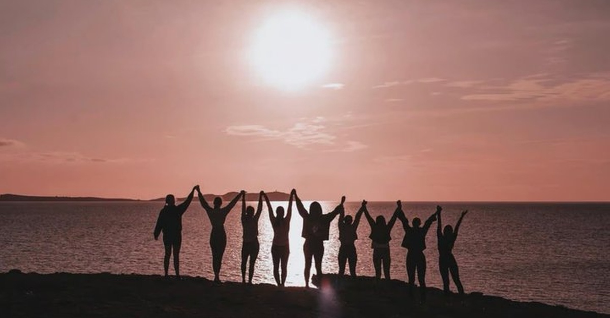 Experiencia de yoga y cava al atardecer en Ibiza