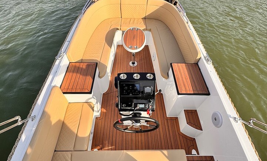 Image 5: Excursion privée en bateau à Paris avec Rosé et Macarons