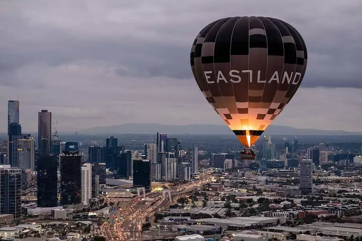 Melbourne sunrise balloon flight & champagne breakfast