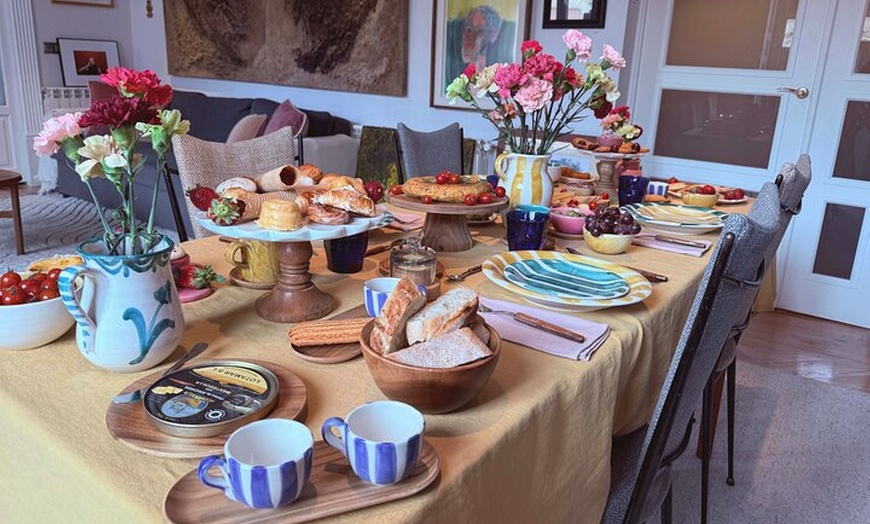 Image 10: Brunch español gourmet en una galería de arte privada oculta