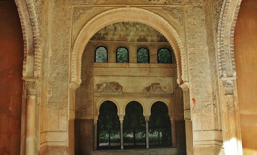 Image 2: Tour Guiado en la Alhambra de Granada + Espectáculo de Flamenco