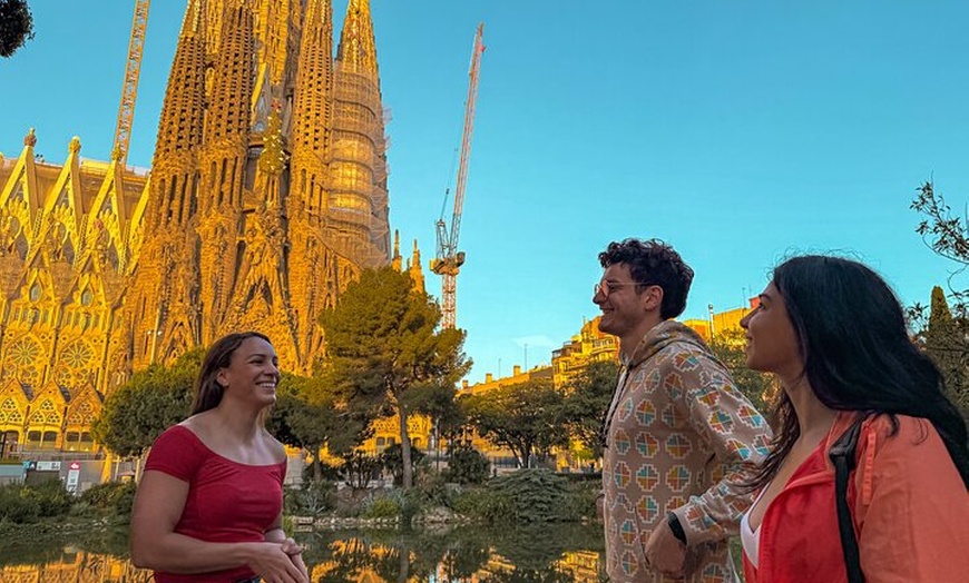 Image 2: Recorrido en bicicleta al amanecer: Barcelona ante las multitudes