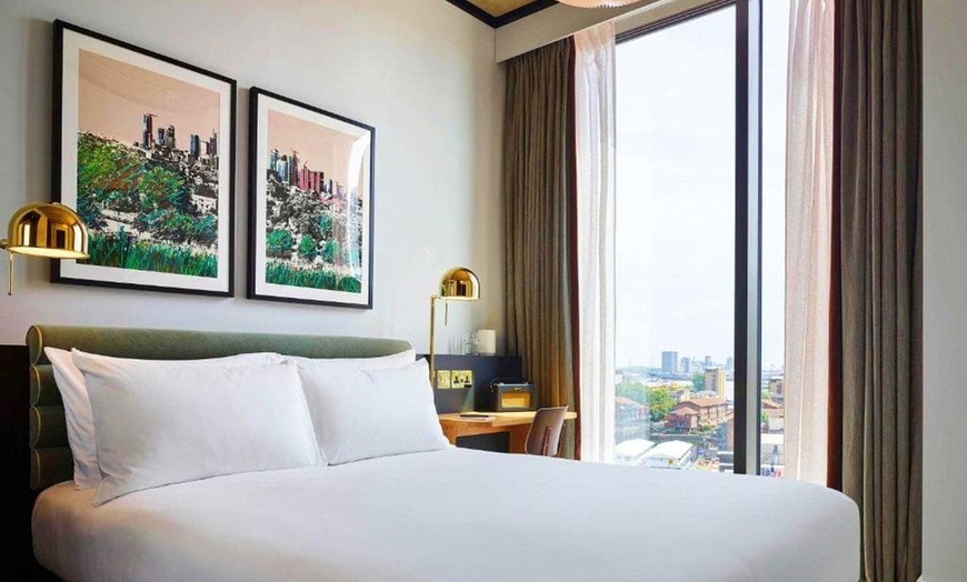 Image 5: ✈ GROßBRITANNIEN | London - Mama Mia The Party: Aufenthalt im TRIBE...