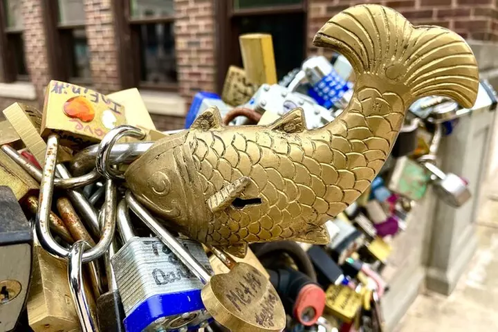 Walking Tour Along the San Antonio Riverwalk And Around Downtown