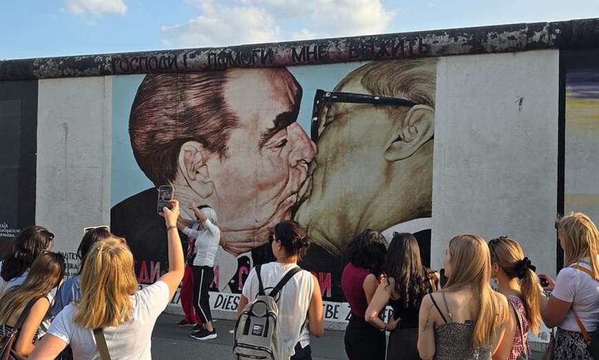 Image 11: Berlin VIP TOUR - Private Bus Tour inklusive Chauffeur und Guide