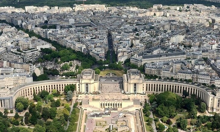 Image 3: Visite de l'ascenseur de la Tour Eiffel au deuxième étage et option...