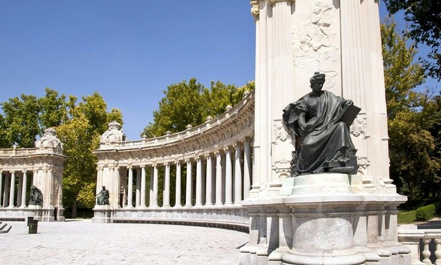 Image 2: Excursión privada al Parque del Retiro con guía local