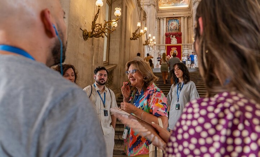 Image 2: Visita guiada al Palacio Real de Madrid para grupos pequeños con ca...