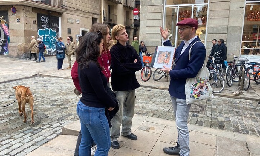 Image 5: Tour privado de galerías de arte con vino en el barrio de arte de B...