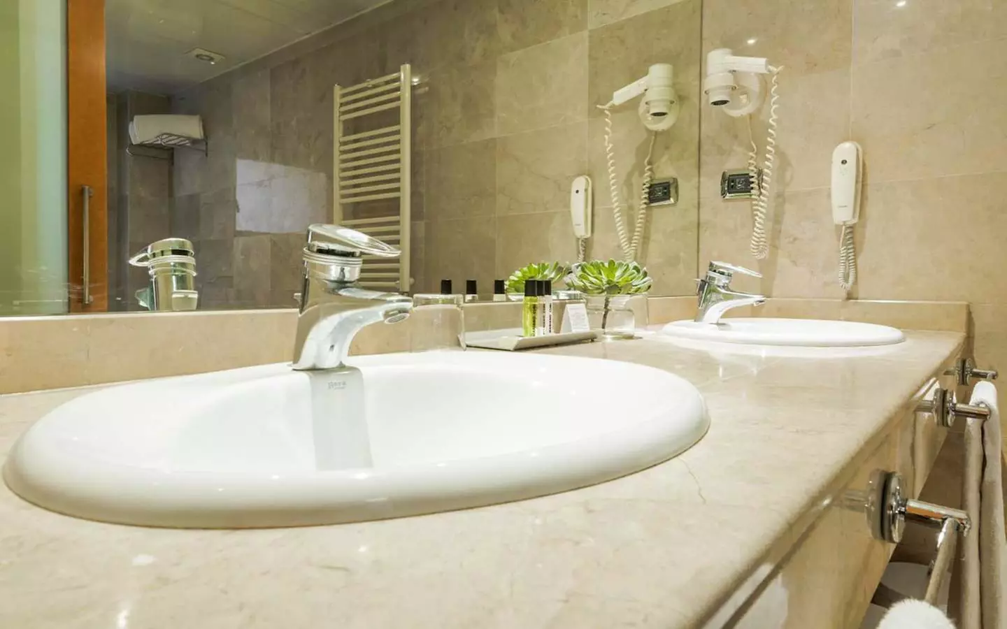 ✈ SPANIEN | Barcelona - Mariano Cubi Aparthotel Barcelona 4*, 2 Näc...